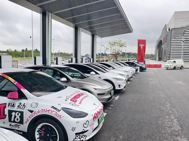 55座！特斯拉国内最大规模高速服务区超级充电站正式启用，其他品牌车型也能充｜快讯