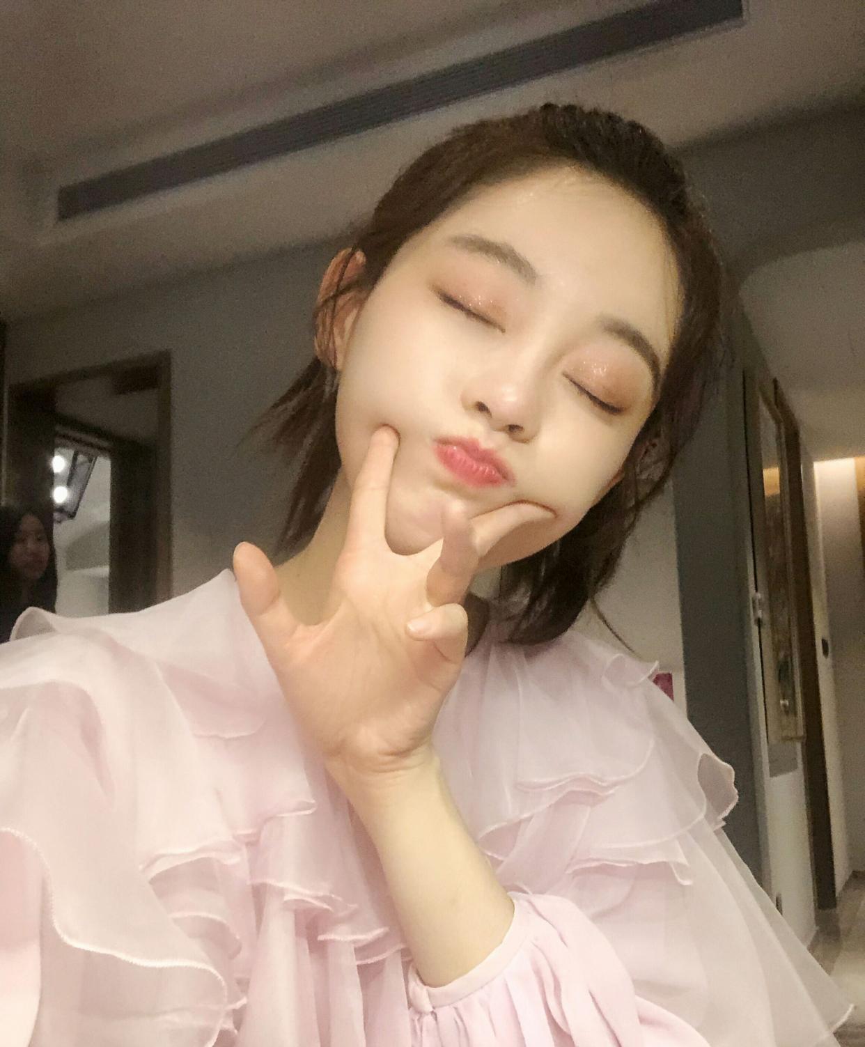 晒库存啦!祝绪丹晒九宫格照片,可盐可甜,网友:好美!