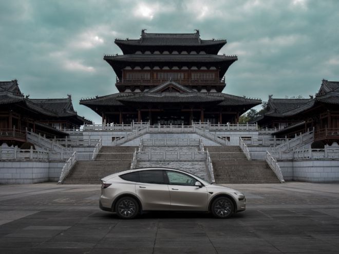 特斯拉中国：重庆高速服务区部署了 55 座超充站，212 个 V4 超充桩！