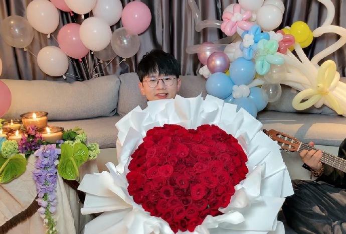 张杰鸟巢巡演撞期谢娜生日!直播庆生甜出圈:话筒藏十年告白暗号|nana|张杰谢娜|演唱会|鸟巢