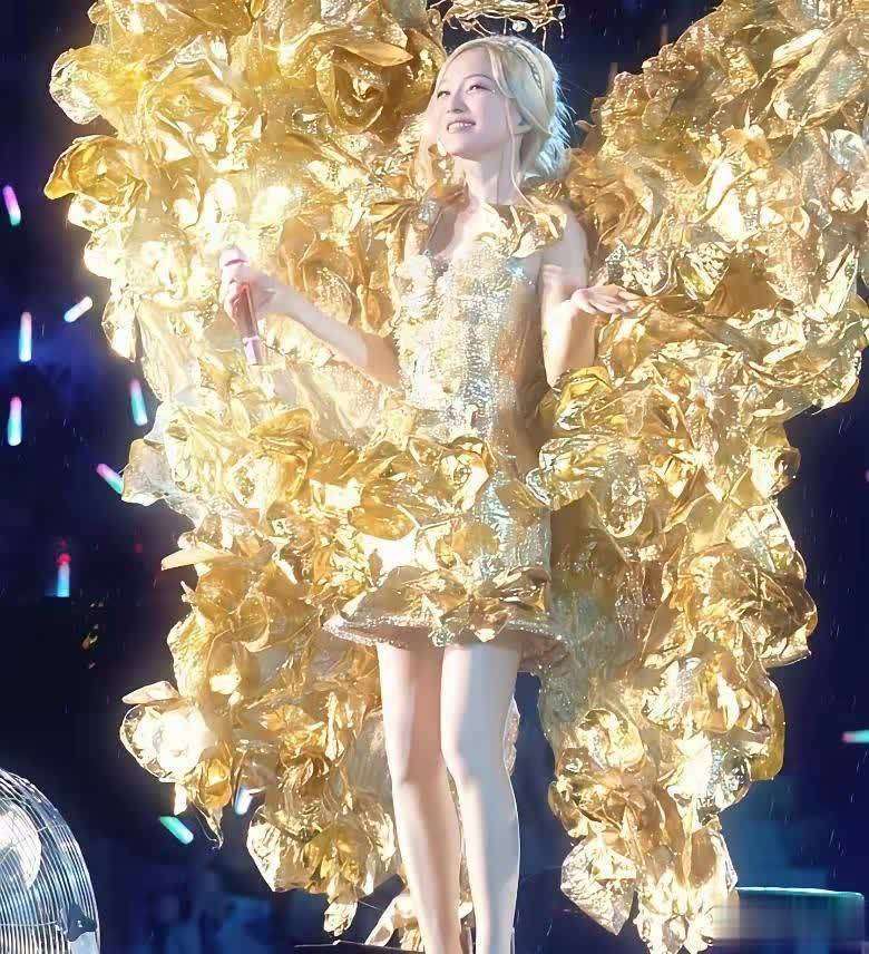 张韶涵身材与颜值，是时光淬炼的精致艺术品