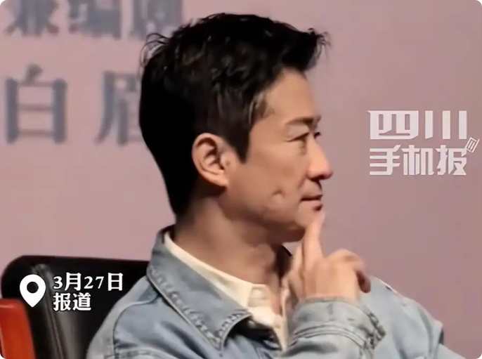 吴京路演被拍脸上按出坑,幽默回应太圈粉!水肿这事真不用慌