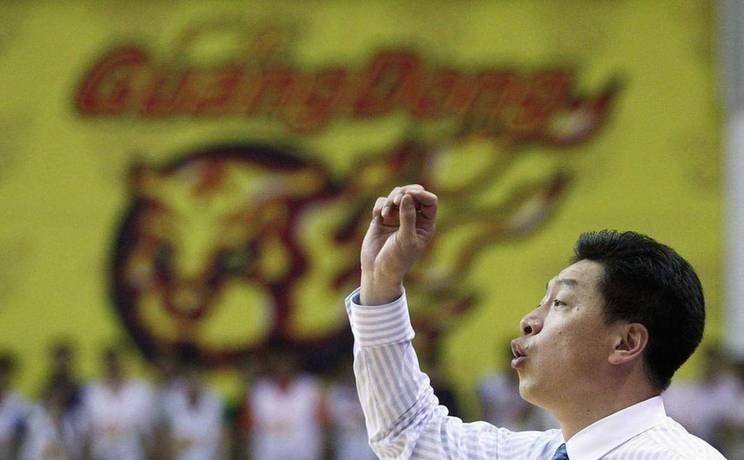 李春江空降宏远画战术，五年停赛成废纸，这球到底谁在打？