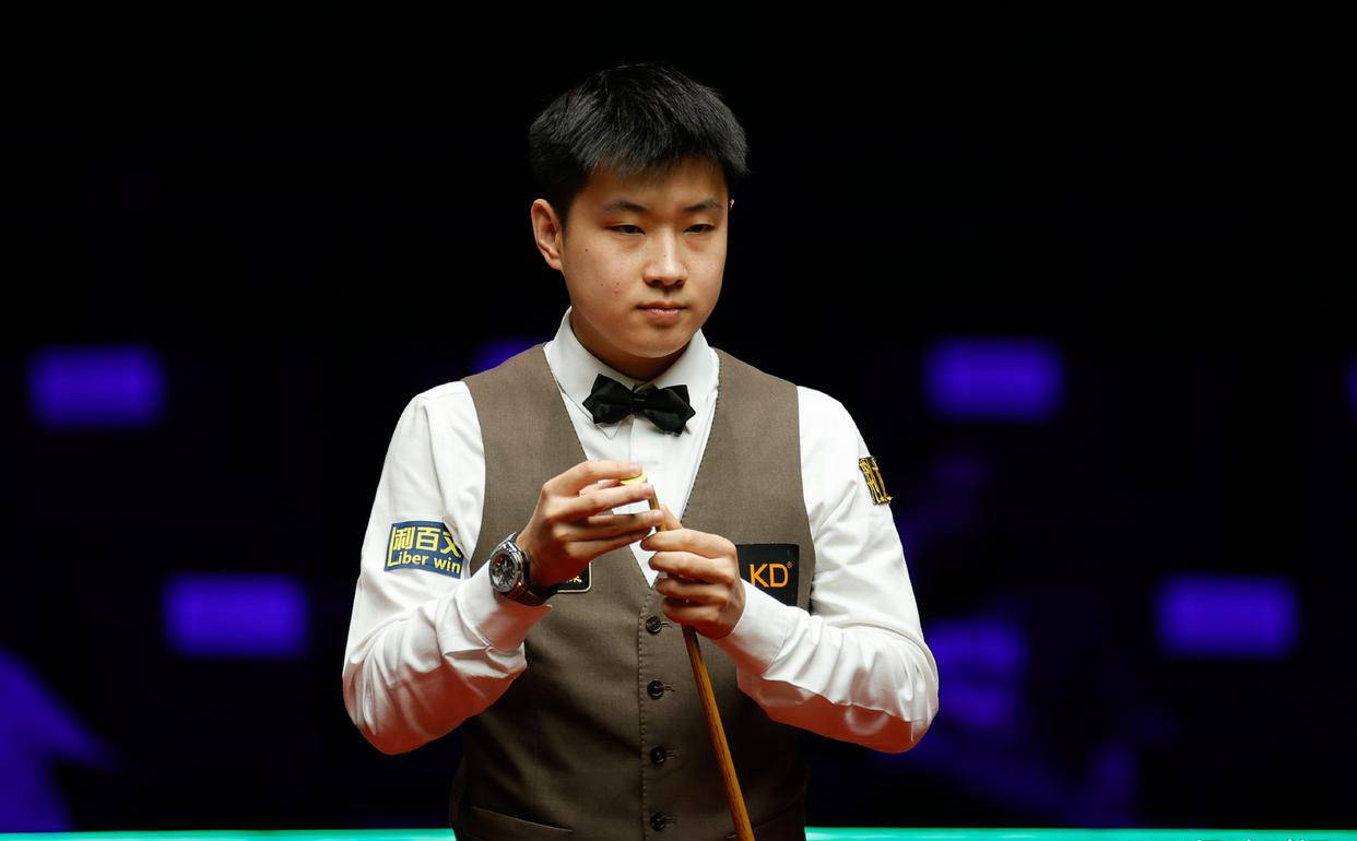 中国选手强势包揽斯诺克世界大奖赛四强席位！赵心童与周跃龙双双胜出