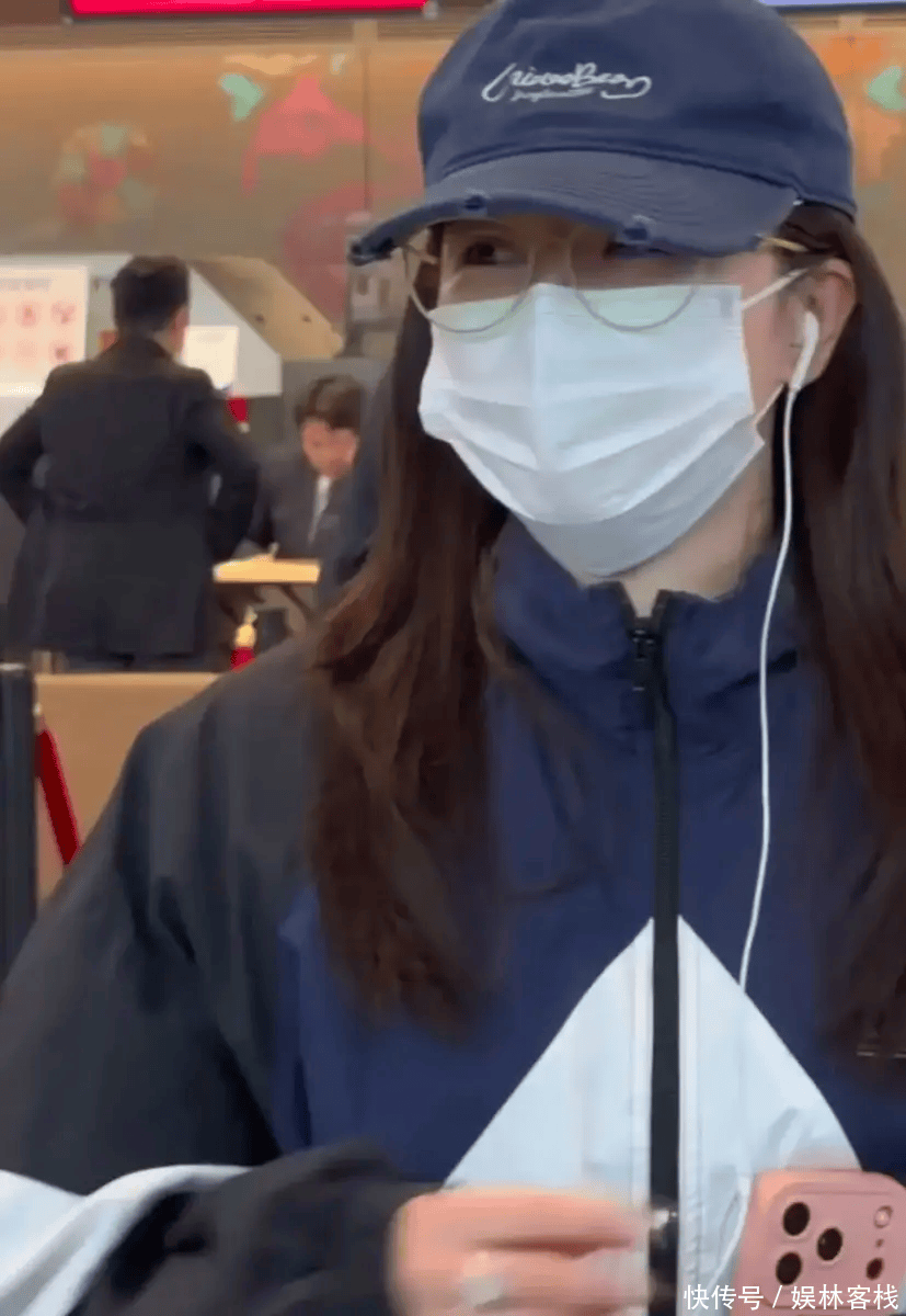 阚清子复工现身机场,与老公低调同行,男方全程贴心温柔!