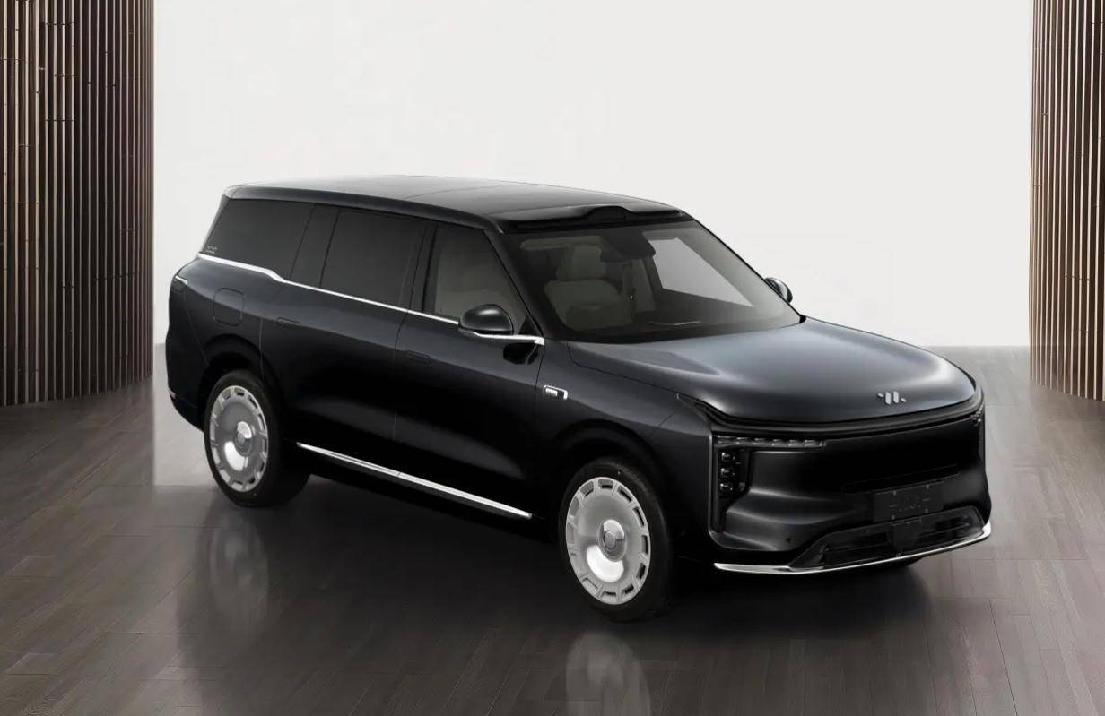 智己LS9三电机版对比普版，四轮线控转向，方向盘只能转90度