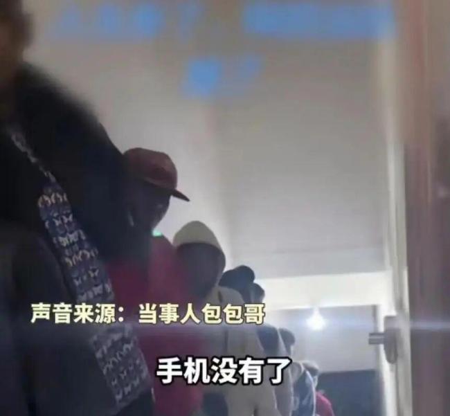 中国男子在非洲开手机网吧 生意火爆 排队取号玩手机