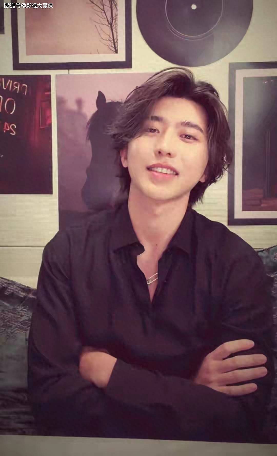 蔡徐坤直播状态封神!关美颜关打赏，松弛感拉满