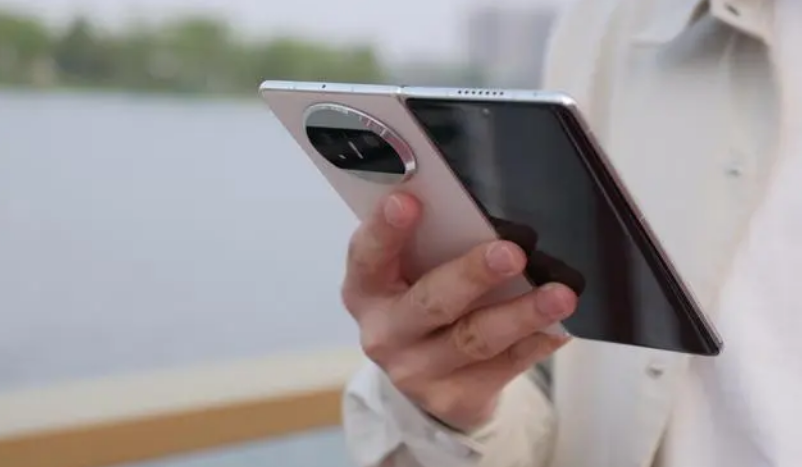 折叠屏手机的屏幕，华为Mate X3给出了一份“内外兼修”的解决方案_matex3屏幕翘边-CSDN博客