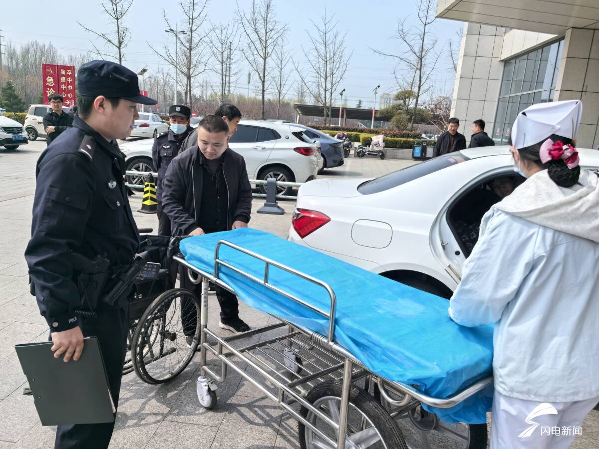 日照莒县警方紧急护航，为骨折老人抢出黄金救治时间