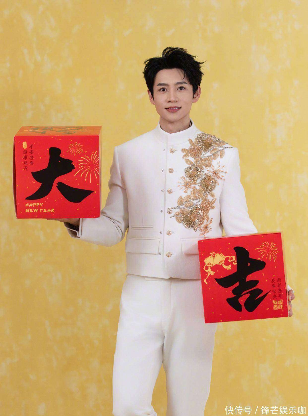 魏晨春晚《许我再少年》白西装鎏金刺绣，40岁活成少年天花板