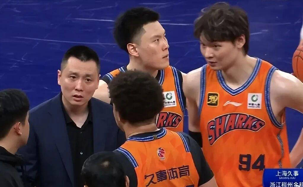 上海男篮提前12轮锁定季后赛，山东新外援迅速到位，辽宁男篮有望裁掉哈维