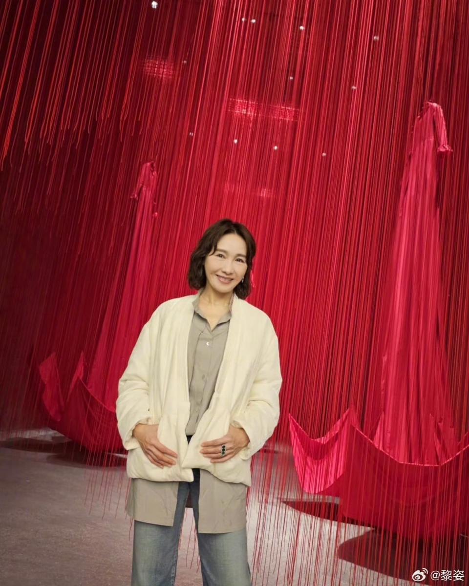 TVB前当家花旦现身艺术展！一身名牌状态佳，转行从商连生三女