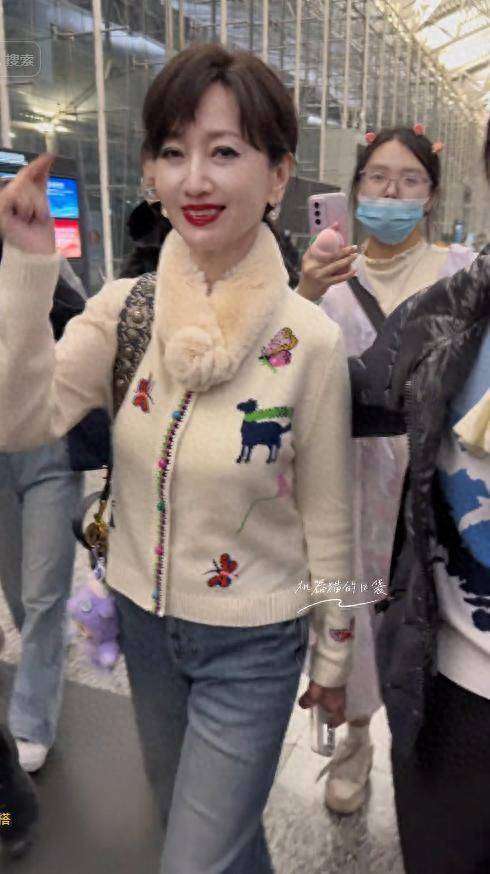 72岁赵雅芝现身活动，皮肤紧致穿10厘米高跟鞋如履平地