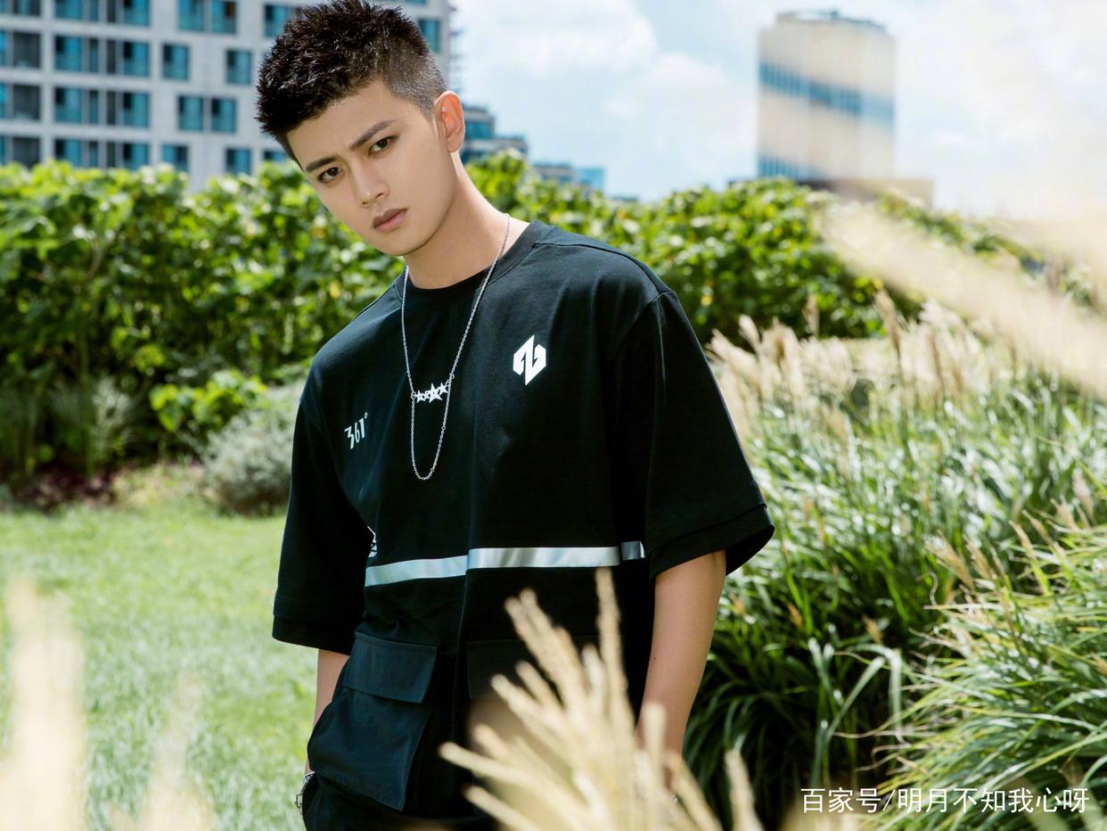 搭档姚晨气场不输,与女神一同唱歌,全能展现实力