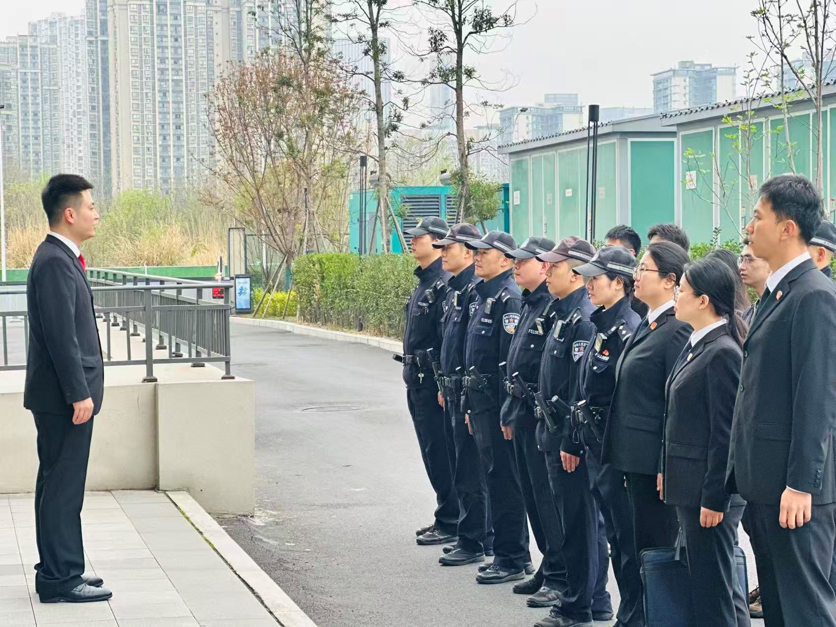现场直击|成都成华法院春季集中执行“亮剑”：员工社保未买够 公司法定代表人被执行