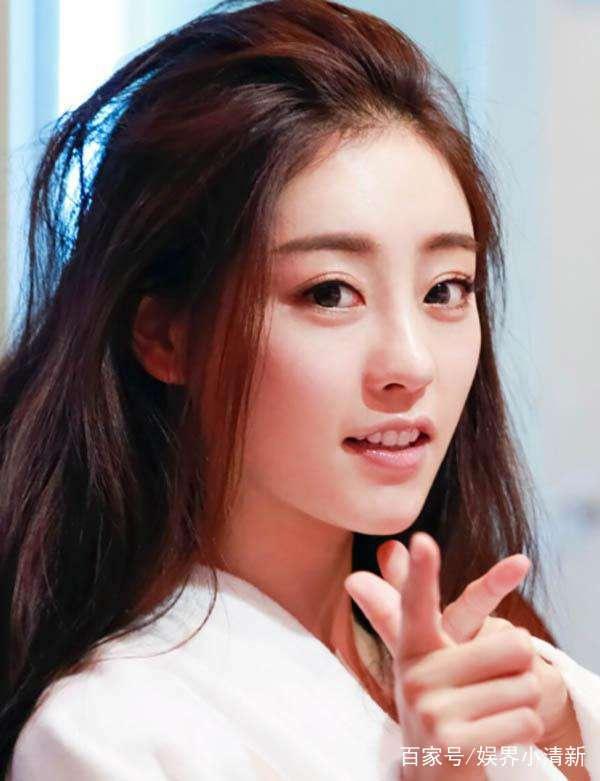 祝绪丹微博发福利,晒九宫格照片,穿皮卡丘同色上衣,少女心满满