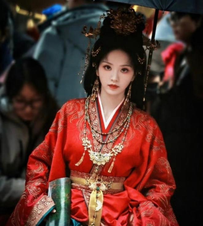 田曦薇陈都灵撞造型!一个惊艳一个灵动,刘些宁孟子义都有同款!