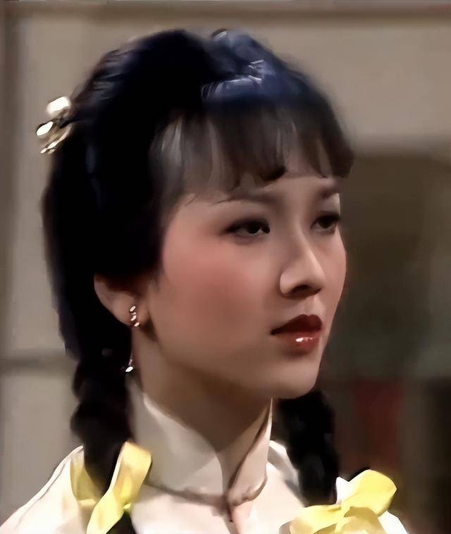 72岁赵雅芝现身活动，皮肤紧致背部挺拔，穿10厘米高跟鞋如履平地