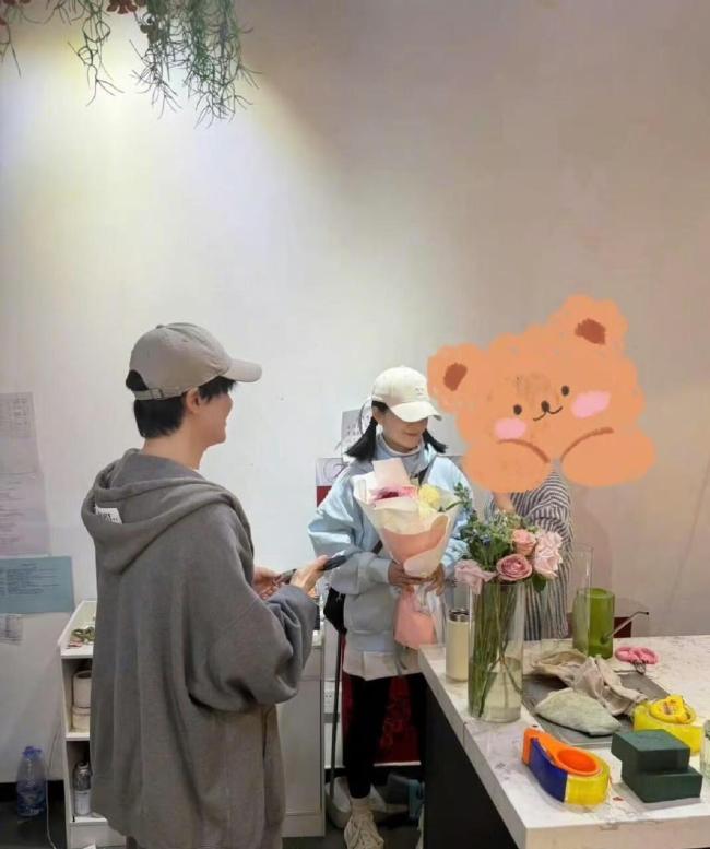 好多明星给张杰演唱会送花篮 谢娜夜骑12公里送花