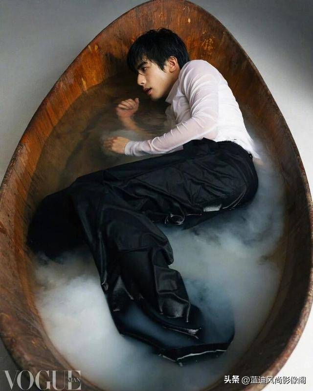 宋威龙 VOGUE MAN 三月刊:冷冽骨相藏锋芒,氛围感里见成长