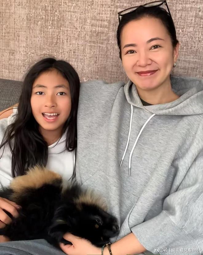 阿雅晒女儿近照，11岁柳小宝酷似朱珠，长得漂亮气质清灵