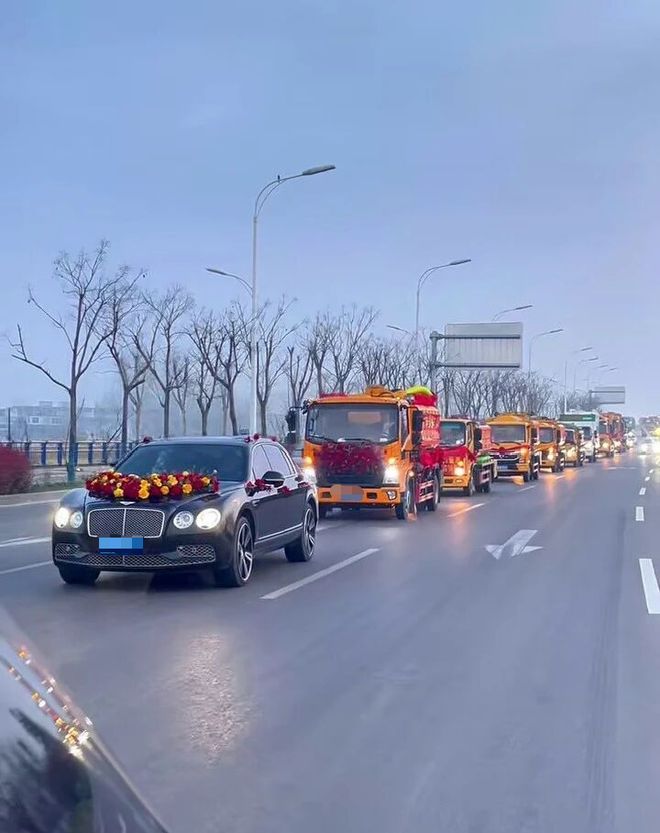 “吸粪车婚车队，全球第一个！”那个上班开粪车、下班开奔驰的小伙今天结婚了