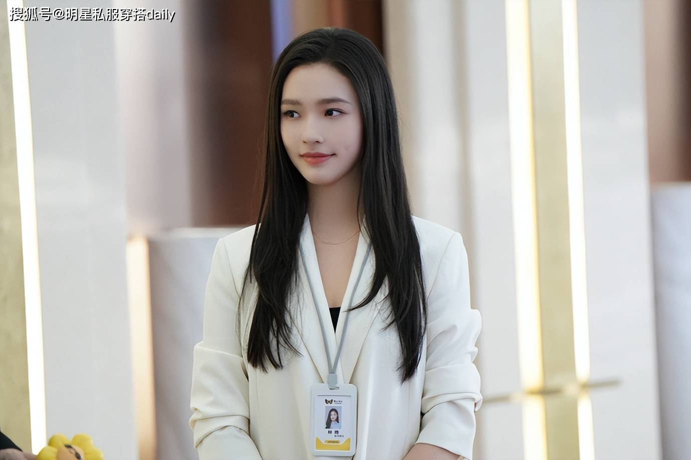 看了林允的3套穿搭我发现，配色少女+适当露肤，让人眼前一亮！