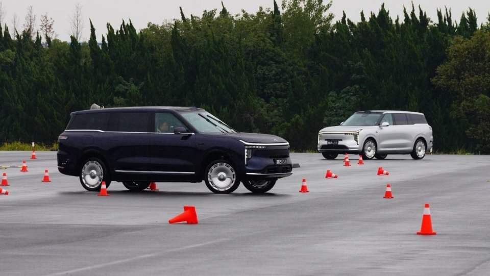 豪华驾控旗舰?暴雨天场地试驾智己LS9