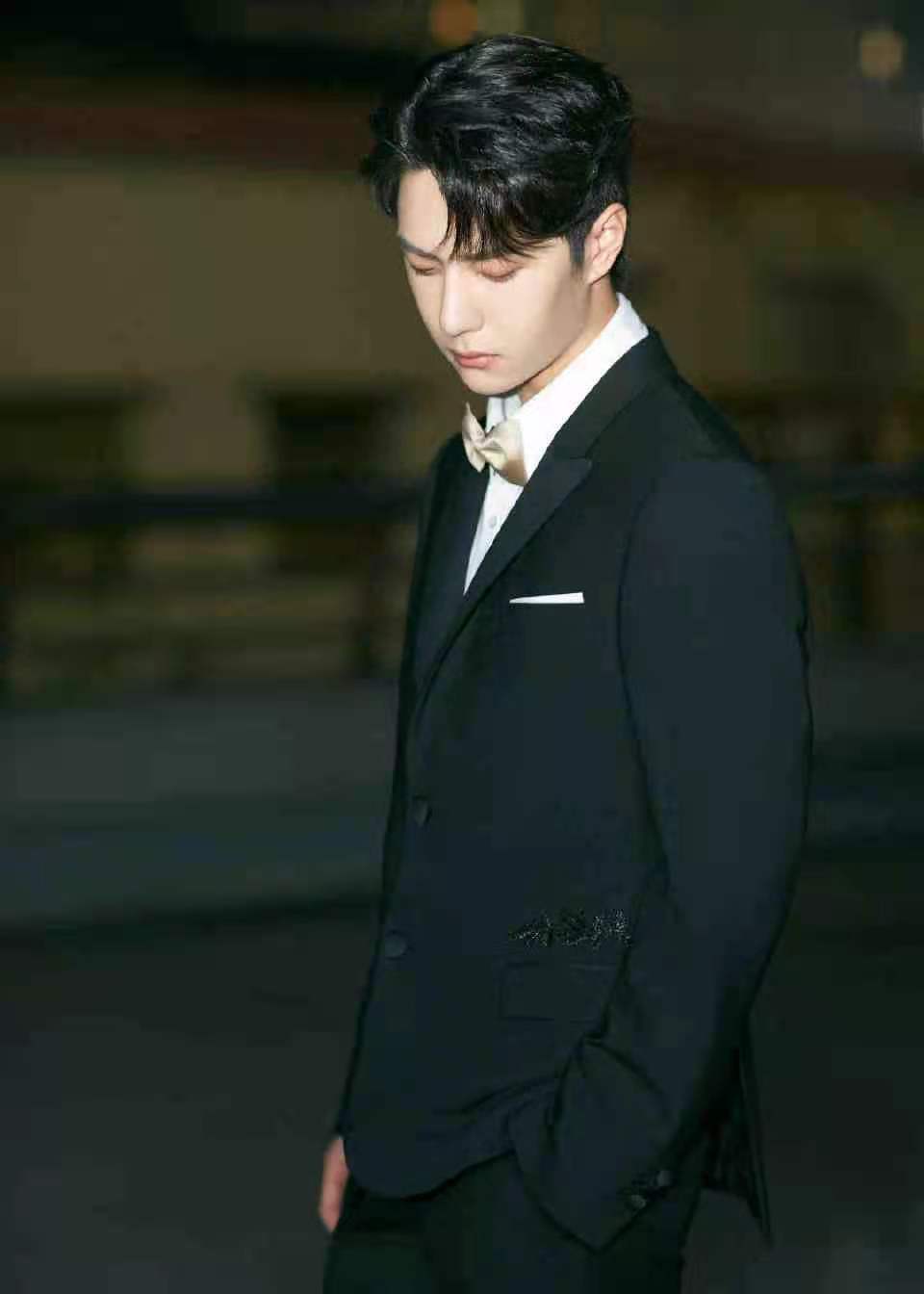 从UNIQ到个人IP！王一博更名续约，内娱顶流“独立时代”正式开启