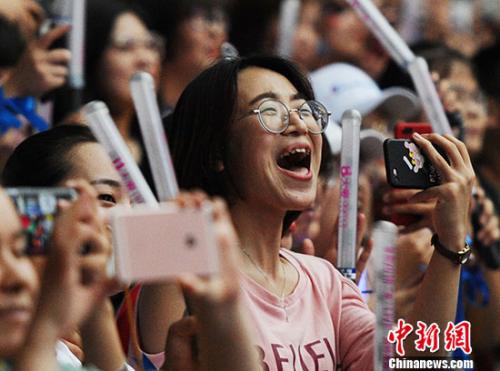 张杰鸟巢演唱会八万观众嗨翻全场 当场深情表白谢娜