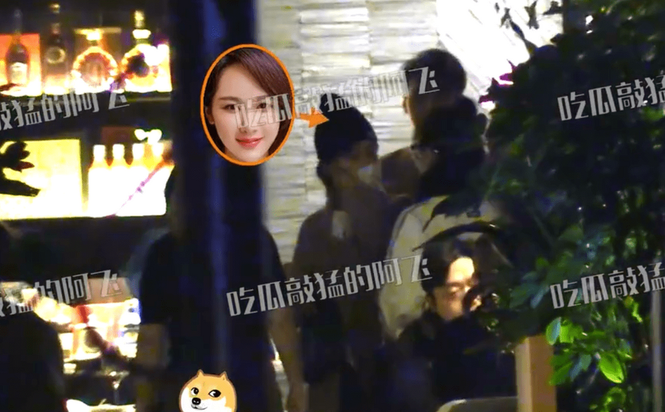 杨紫为好友菅纫姿庆生 两人聚餐结束后街边亲密搂抱热聊