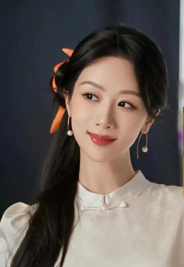 新中式发型的精髓,还得看杨紫的侧盘发!