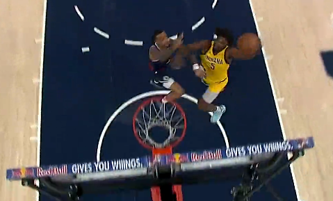 沃克反击单臂隔扣科林斯，落地头撞到篮架已返回更衣室