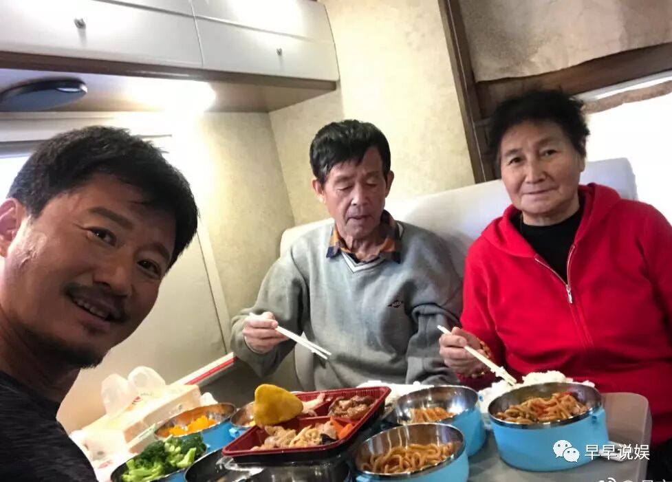 吴京获爸妈带饭菜到剧组探班,晒与父母合照,脸上疤痕惹人关注!