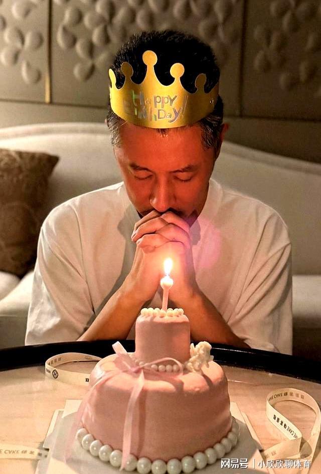 任重孙骁骁首晒同框合照,好友聚餐喝到脸红,夫妻俩手拉手回家