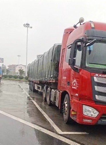 货车司机高速服务区被偷空油箱滞留,服务区:可提供帮助