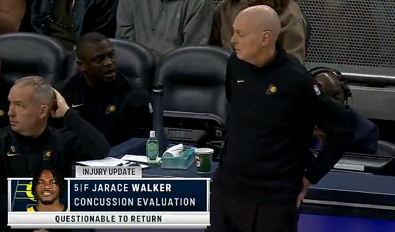沃克落地撞到篮架，进入脑震荡评估流程回归成疑