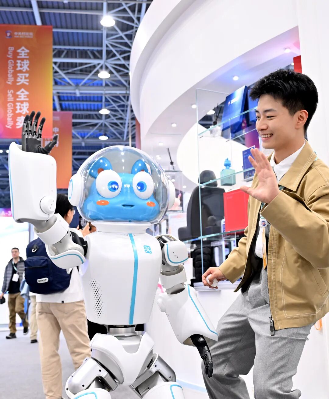 △机器人“小关”与观众互动。