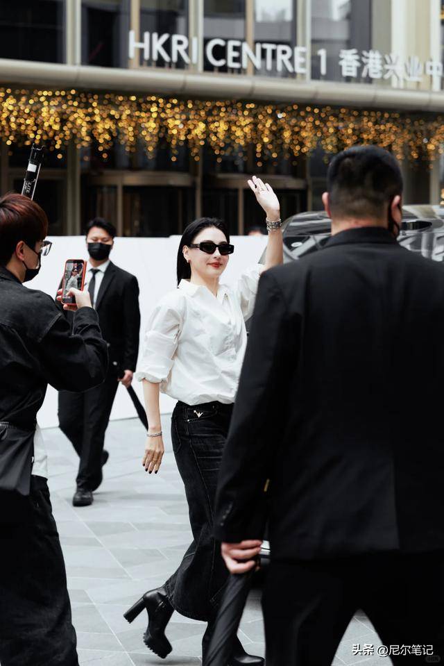 上海活动女星比美:张柏芝大气抗老,杨超越精致,宋妍霏身材绝了