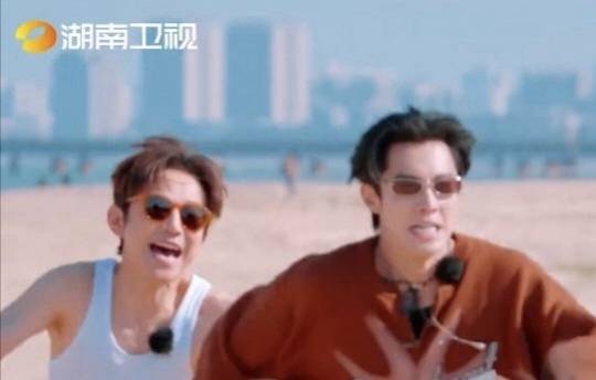 王鹤棣飞抢孟子义手捧花，好六游戏现场胜负欲爆棚