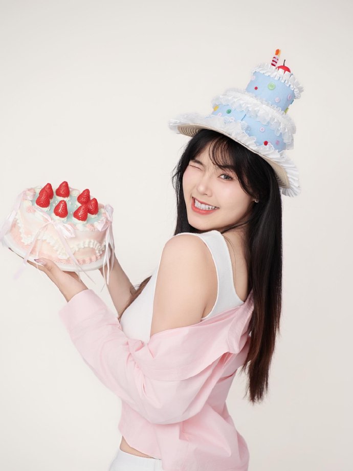 李月汝晒27岁生日照获飞翼队马布里祝福