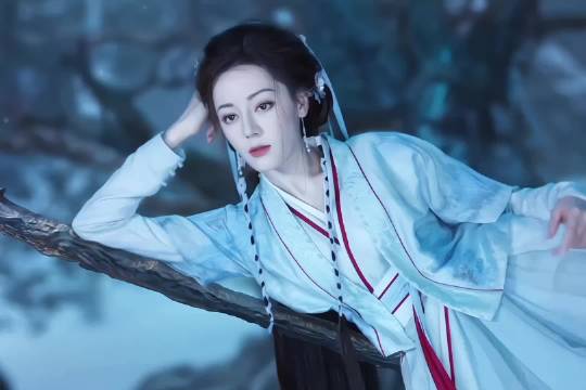 迪丽热巴陈飞宇新剧《白日提灯》引关注