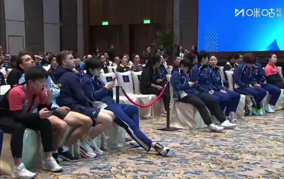 两个世界第一正在看手机 中间还是一根红线 王楚钦孙颖莎