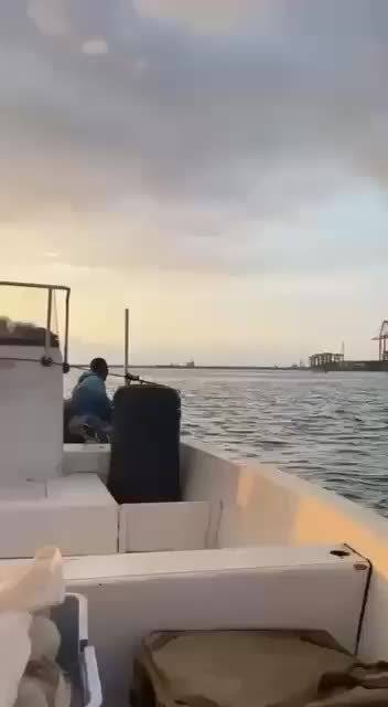 两架小摩托袭击阿曼萨拉拉港，精确打垮集装箱码头吊车