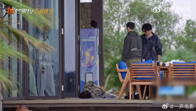 第一个冲上去挑战，结果努力半天没成功，秦岚这认真又笨拙的样子太圈粉