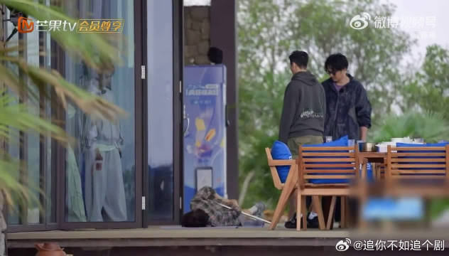 秦岚休闲装亮相亲爱的客栈，玩游戏放得开