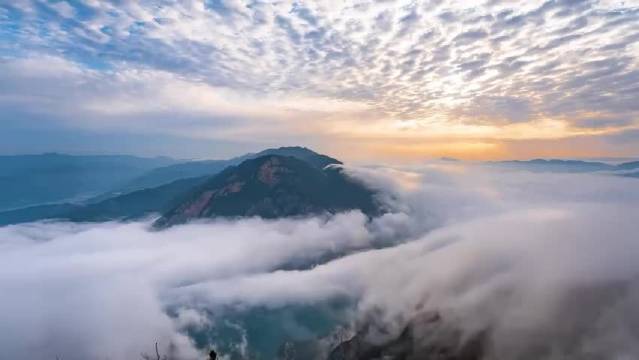 三峡之巅雨后现云海奇观，周深歌声伴瞿塘峡壮景