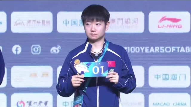 可爱的莎莎斜挎着牌牌上场了，接好签，莎莎健康涨球完赛！