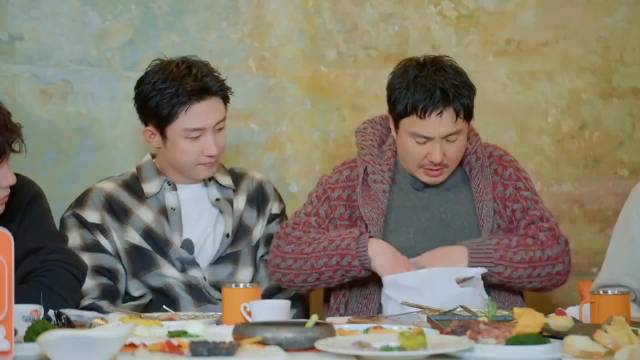 沈腾送贾冰礼物，下秒掏出袋子，全场都惊呼帅气！丨出发3